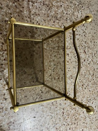 Mesita auxiliar dorada con cristal
