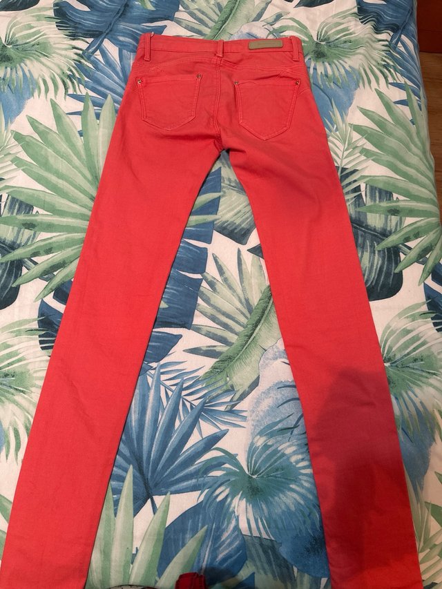 Pantalón vaquero rojo