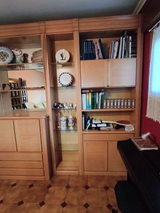 Mueble de salón amplio de madera y cristal