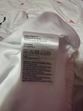Chaqueta deportiva blanca y negra