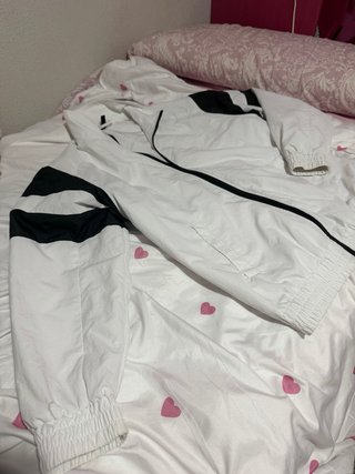 Chaqueta deportiva blanca y negra