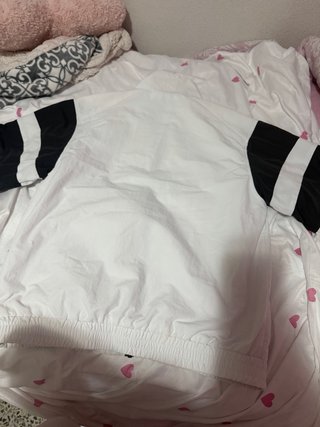 Chaqueta deportiva blanca y negra