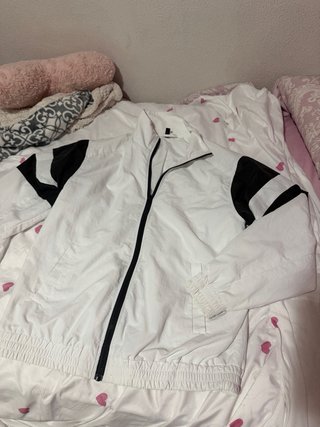 Chaqueta deportiva blanca y negra