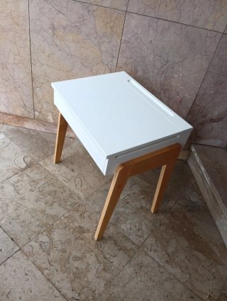 Pupitre blanco patas madera