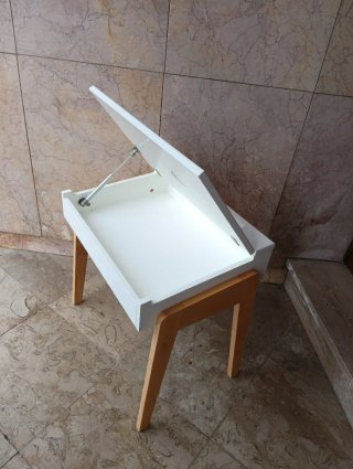 Pupitre blanco patas madera