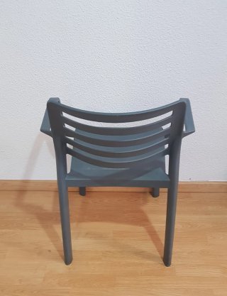 Silla de exterior gris con reposabrazos