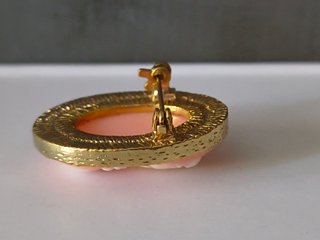 Broche camafeo vintage con marco en tono dorado