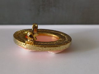 Broche camafeo vintage con marco en tono dorado