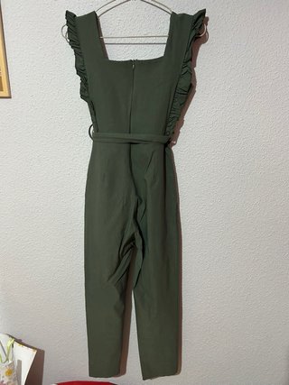 Mono verde con volantes y cinturón bolsillos