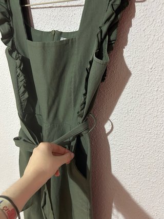 Mono verde con volantes y cinturón bolsillos