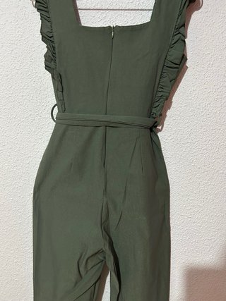 Mono verde con volantes y cinturón bolsillos