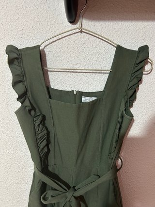 Mono verde con volantes y cinturón bolsillos