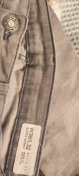 1,50€cada prenda Pantalones grises