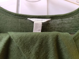 Camiseta fina  verde con dibujo de encaje.