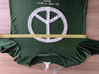 Camiseta fina  verde con dibujo de encaje.