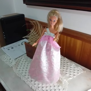 Linda Barbie com vestido rosa e branco