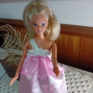 Linda Barbie com vestido rosa e branco