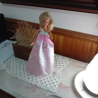 Linda Barbie com vestido rosa e branco