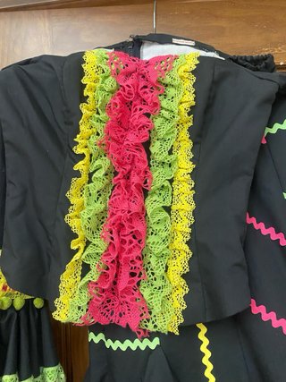 Traje de flamenca negro con adornos