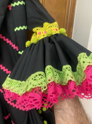 Traje de flamenca negro con adornos