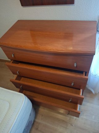 Cómoda de madera con 4 cajones
