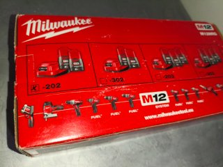 Milwaukee M12 Cargador y 2 Baterías 2Ah