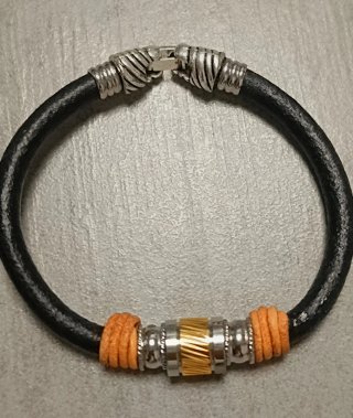 Pulsera cuero negro y detalle dorado
