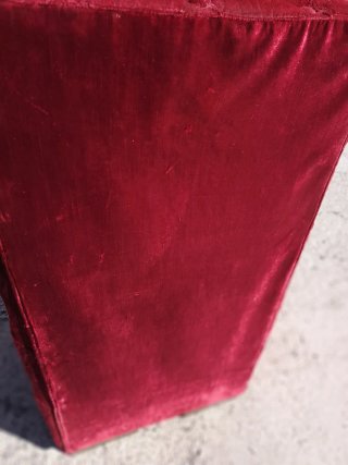 Sillones capitoné dorados y rojos