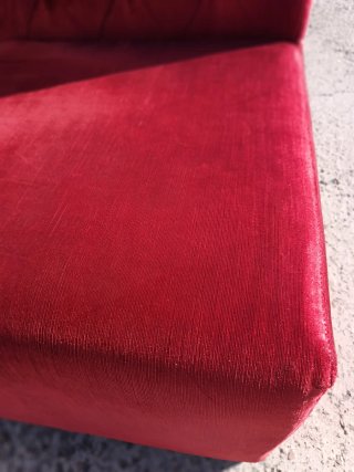 Sillones capitoné dorados y rojos