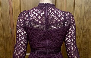 Vestido morado de encaje