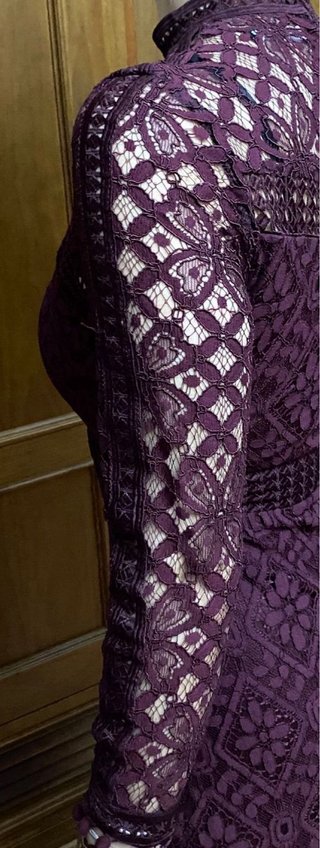 Vestido morado de encaje