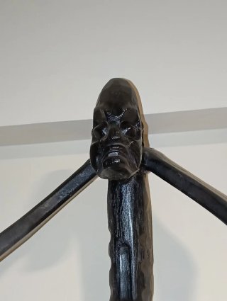 Figura africana de madera grande.