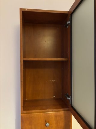 Mueble de madera con cristal