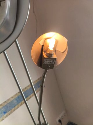 Lámpara de pie de metal