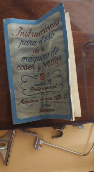 Máquina de coser antigua Alfa