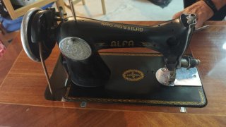 Máquina de coser antigua Alfa