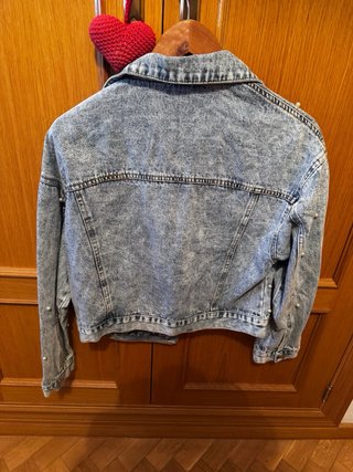 Chaqueta vaquera con perlas.