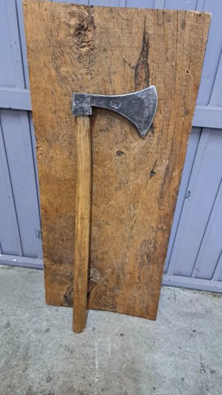 Hacha antigua medieval