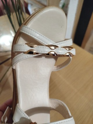 Sandalias  nuevas de verano blancas y doradas