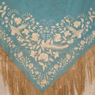 Manton antiguo bordado aves y flores