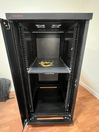 Rack MATIC, Negro con Puerta de Cristal frontal.