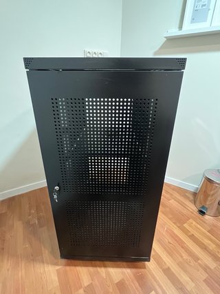 Rack MATIC, Negro con Puerta de Cristal frontal.
