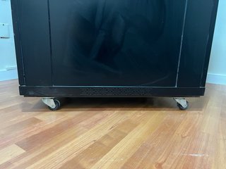 Rack MATIC, Negro con Puerta de Cristal frontal.