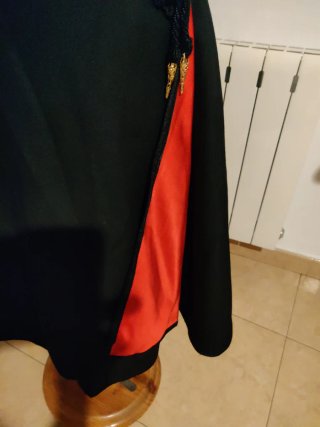 Falda campera negra con detalle rojo
