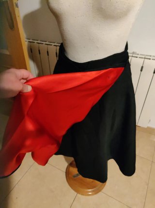 Falda campera negra con detalle rojo