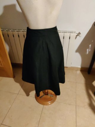 Falda campera negra con detalle rojo