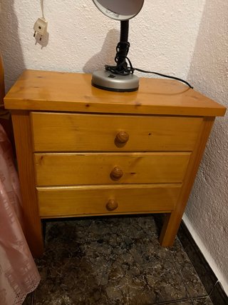 Mesita de noche de madera