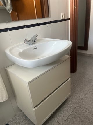 Lavabo y mueble de baño beige y blanco