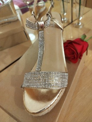 Sandalias doradas plataforma con pedrería