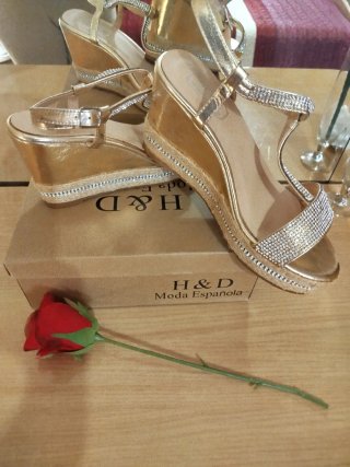 Sandalias doradas plataforma con pedrería